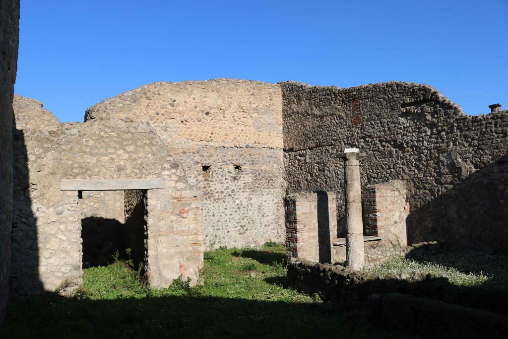 VIII.4.33 Pompeii. December 2018.
Looking towards north side of peristyle, with doorway to a cubiculum, on left, and to a windowed triclinium, on right.
Photo courtesy of Aude Durand.