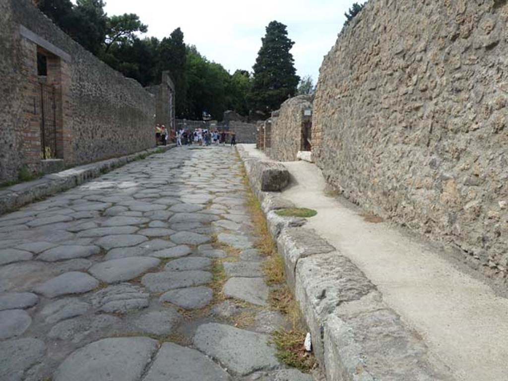 VIII.4.34 Pompeii, centre right, September 2015. Looking west along north side of Via del Tempio d�Iside.