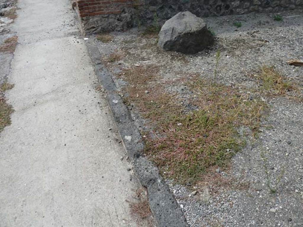 VIII.4.36 Pompeii, September 2015. Looking west along threshold of shop. According to Eschebach, on the left side was the shop counter, no longer preserved. Also on the left would have been the steps to the upper floor.
See Eschebach, L., 1993. Geb�udeverzeichnis und Stadtplan der antiken Stadt Pompeji. K�ln: B�hlau. (p.376).
