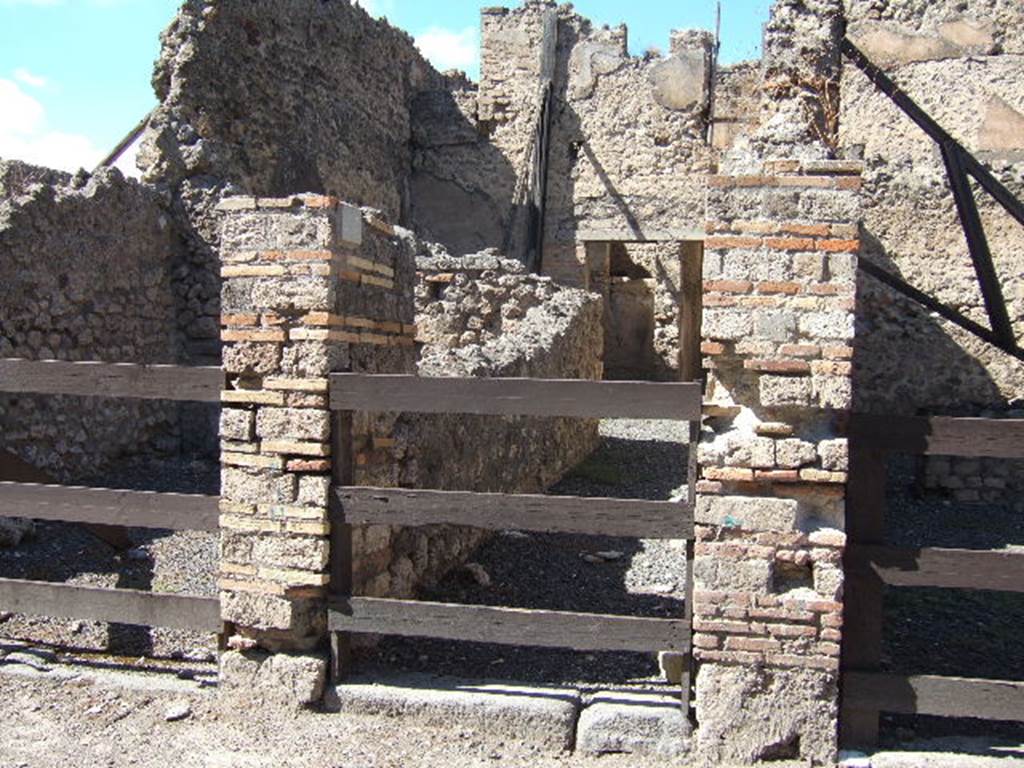 VIII.4.37 Pompeii. House with workshop. September 2005. Entrance.
