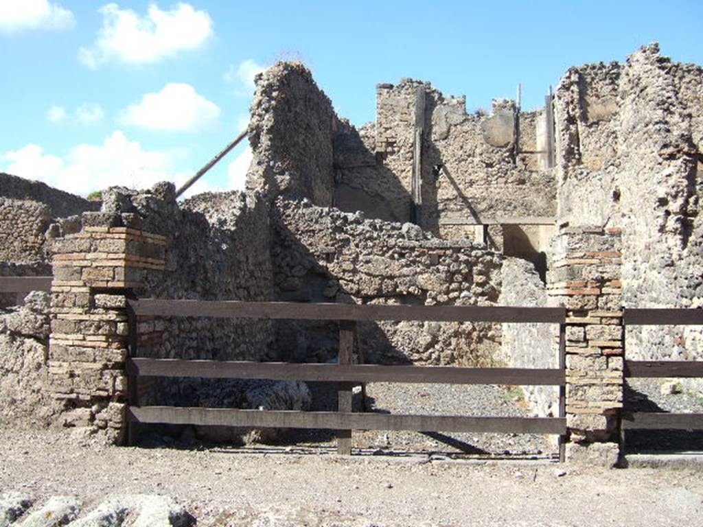 VIII.4.38 Pompeii. Shop. September 2005. Entrance.