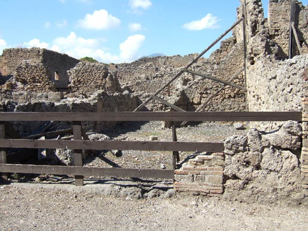 VIII.4.39 Pompeii. Shop and dwelling rooms. September 2005. Entrance.