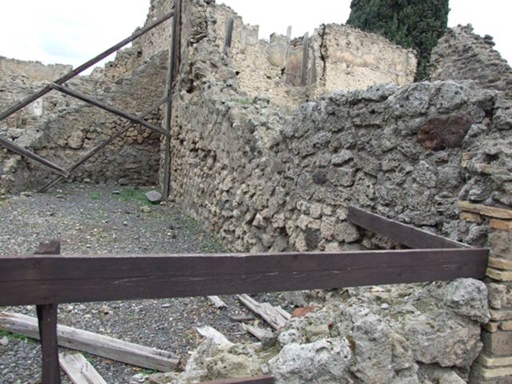 VIII.4.39 Pompeii. Shop and dwelling rooms. December 2007. East wall.