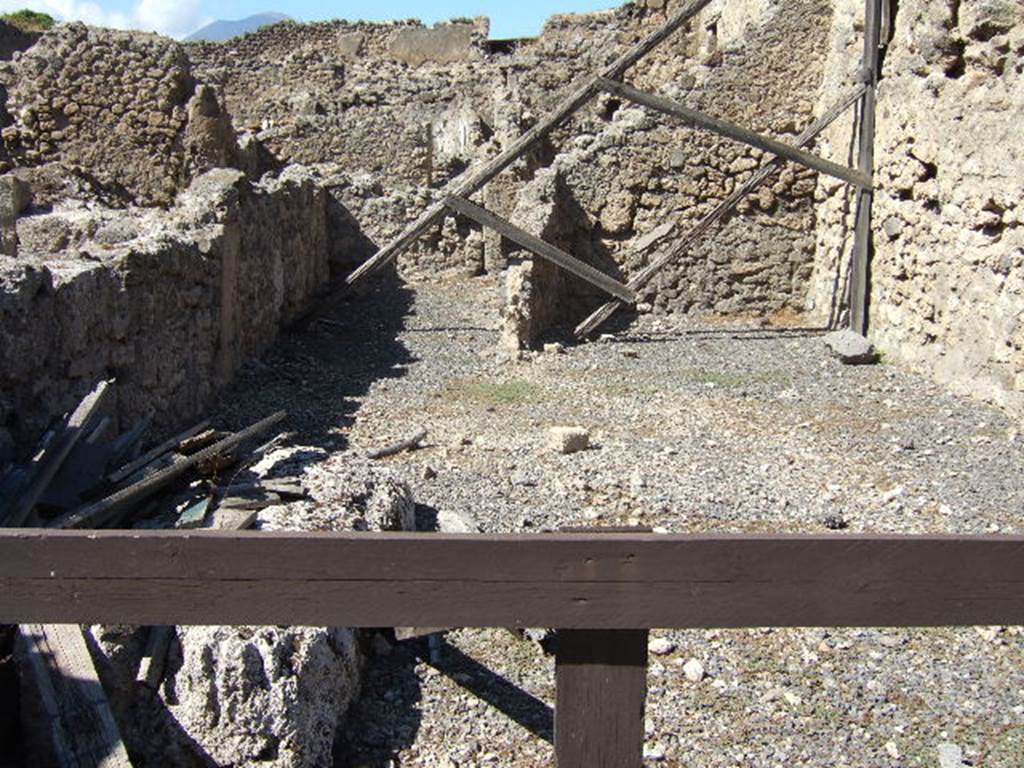 VIII.4.39 Pompeii. Shop and dwelling rooms. September 2005. Looking north.
