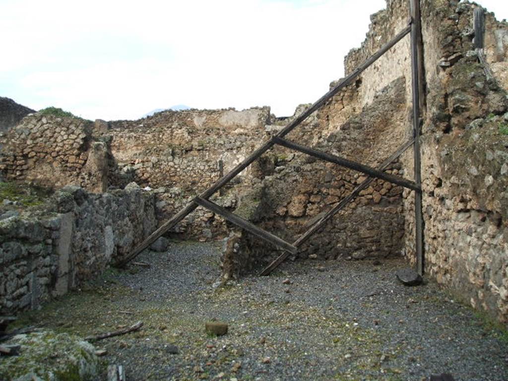 VIII.4.39 Pompeii. Shop and dwelling rooms. December 2004. North wall with rooms at rear.
