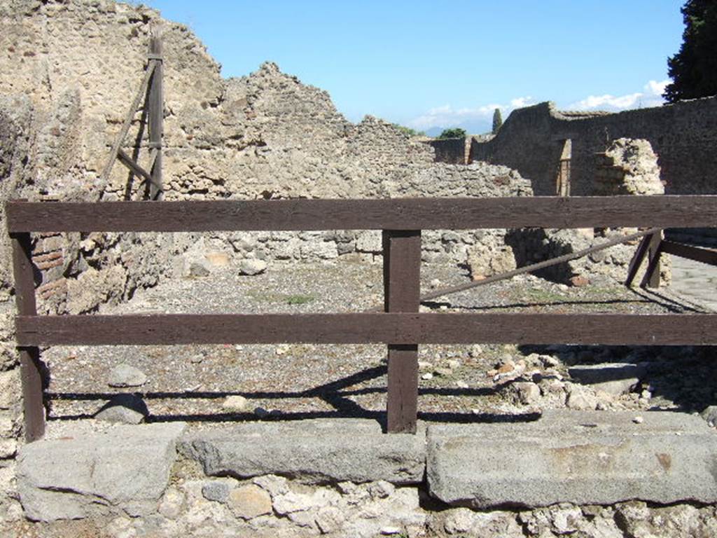 VIII.4.40 Pompeii. September 2005. Entrance, looking east. On the right is the other entrance at VIII.4.40a on Via del Tempio d�Iside.
