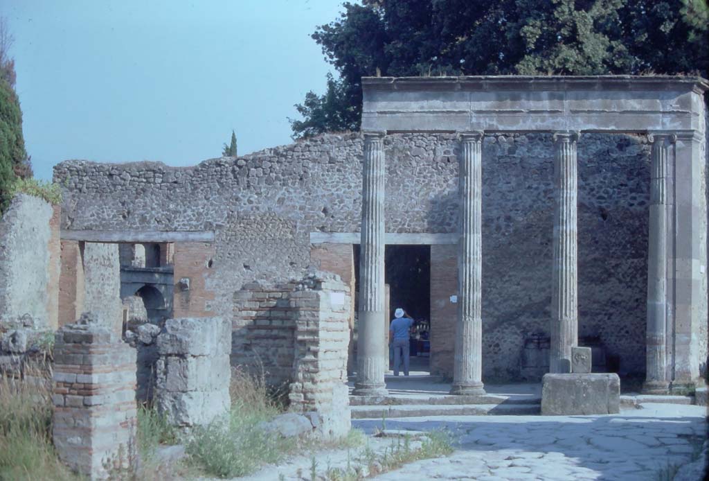 VIII.4.41 and 40, Pompeii, (on left) 1971. Looking south from Via dei Teatri towards entrance of Triangular Forum with fountain outside.
Photo courtesy of Rick Bauer, from Dr George Fay�s slides collection.
