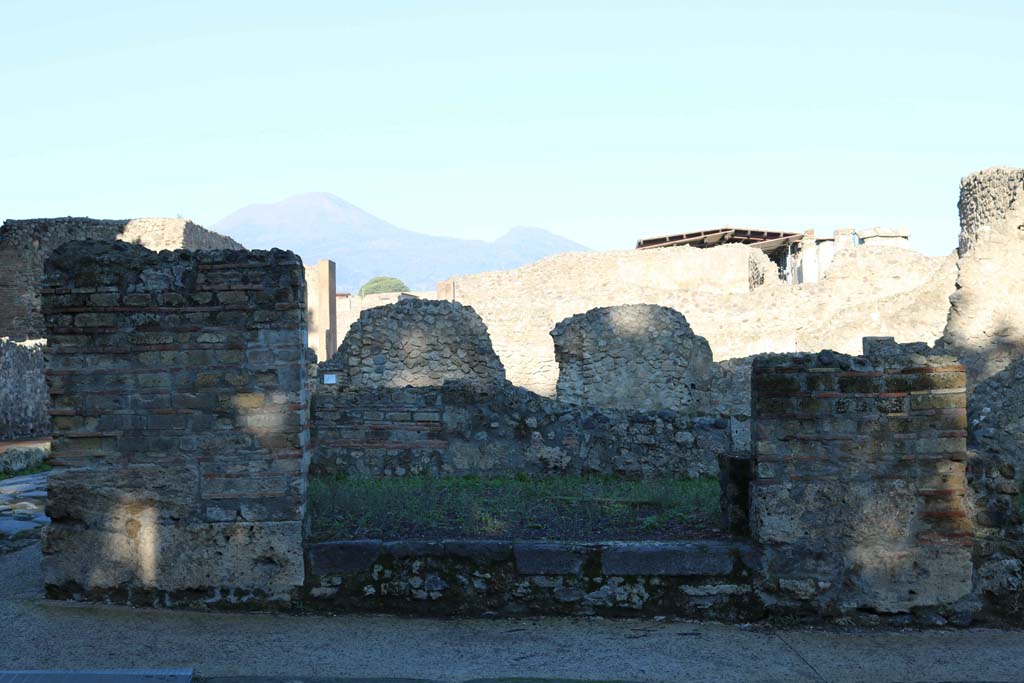 VIII.4.40a Pompeii. December 2018.
Looking north to entrance at corner junction of Via dei Teatri, on left, and Via del Tempio d’Iside, lower right. Photo courtesy of Aude Durand.