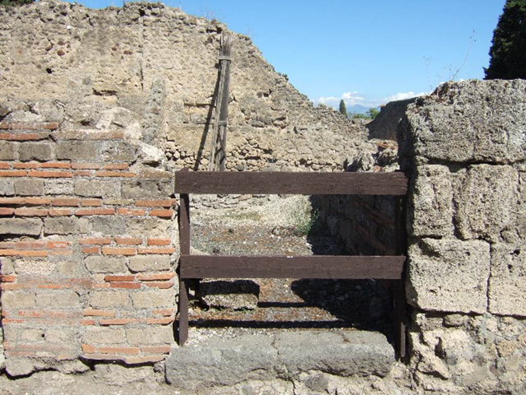 VIII.4.41 Pompeii. Public latrine. September 2005. Entrance.