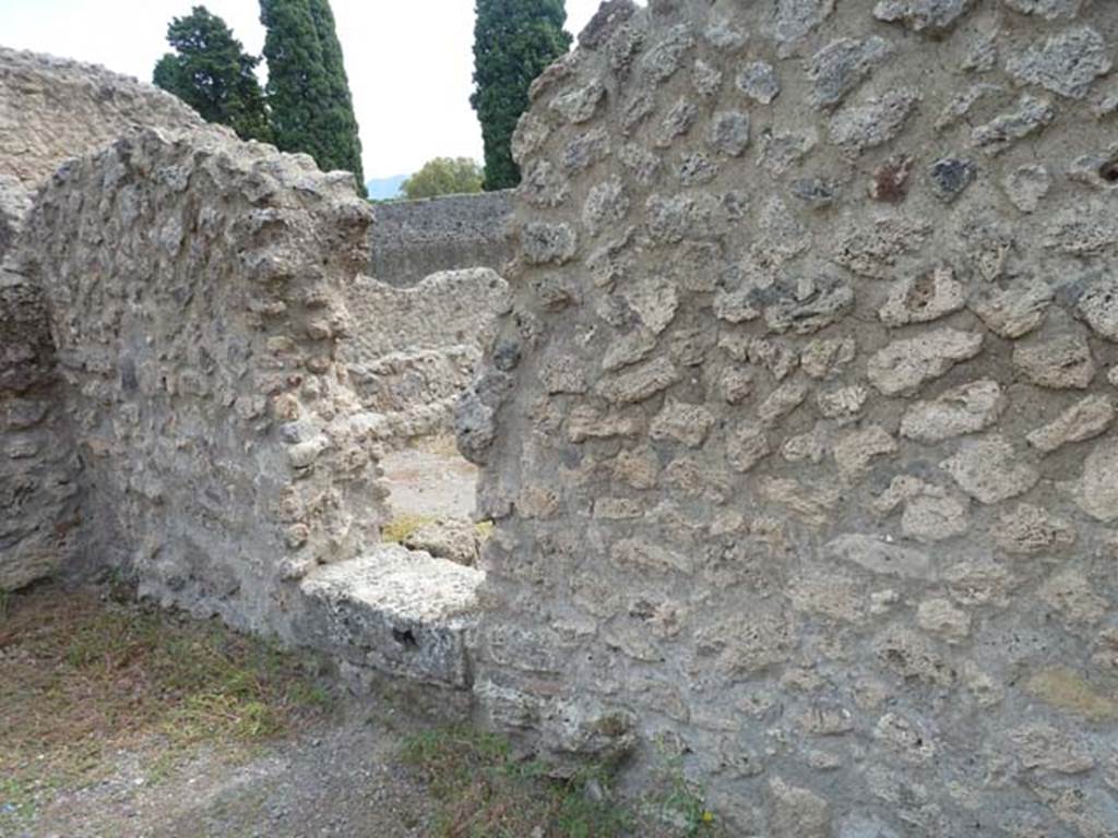 VIII.4.43 Pompeii. September 2015. South wall with doorway through to stable at VIII.4.42.  According to Fiorelli - VIII.4.43 � Vi era di fianco una cella pel custos stabuli, che guardava in esso, e communicava con la bottega attigua.  (translation: �At the side was a room for the custos stabuli, which communicated with the adjoining shop�.
See Pappalardo, U., 2001. La Descrizione di Pompei per Giuseppe Fiorelli (1875). Napoli: Massa Editore. (p.130).
