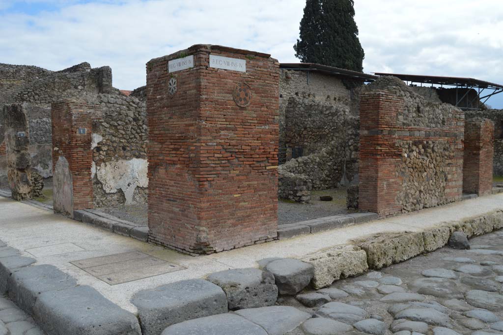 VIII.4.53 Pompeii, centre right. March 2018. 
Looking south-east towards entrance from junction of Via dell�Abbondanza, on left, and Via dei Teatri, on right.
Foto Taylor Lauritsen, ERC Grant 681269 D�COR.

