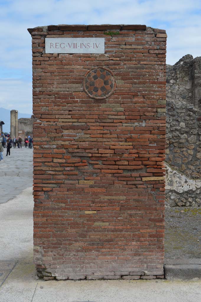 VIII.4.53 Pompeii. March 2018. Looking east to pilaster on corner of Via dei Teatri.
Foto Taylor Lauritsen, ERC Grant 681269 D�COR.
