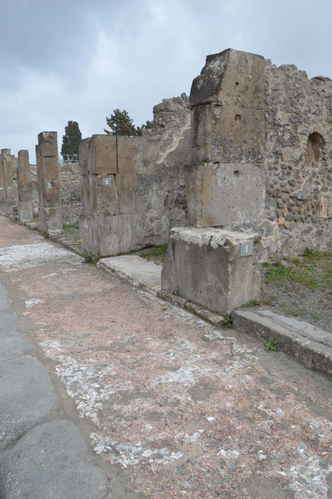 VIII.5.2 Pompeii. March 2019.
Looking east along pavement on Via dell’Abbondanza, outside entrances VIII.5.1, 2 and 3.
Foto Taylor Lauritsen, ERC Grant 681269 DÉCOR.