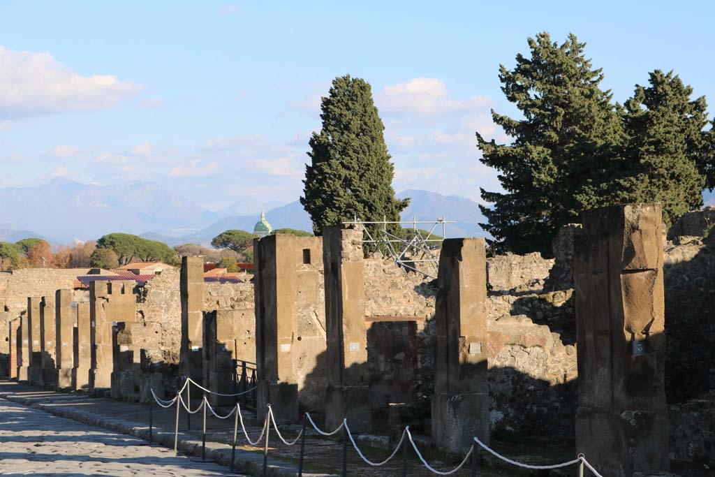 Via dell’Abbondanza, Pompeii, south side. December 2018.
Looking south-east along Insula VIII.5, with VIII.5.3, on right. Photo courtesy of Aude Durand.