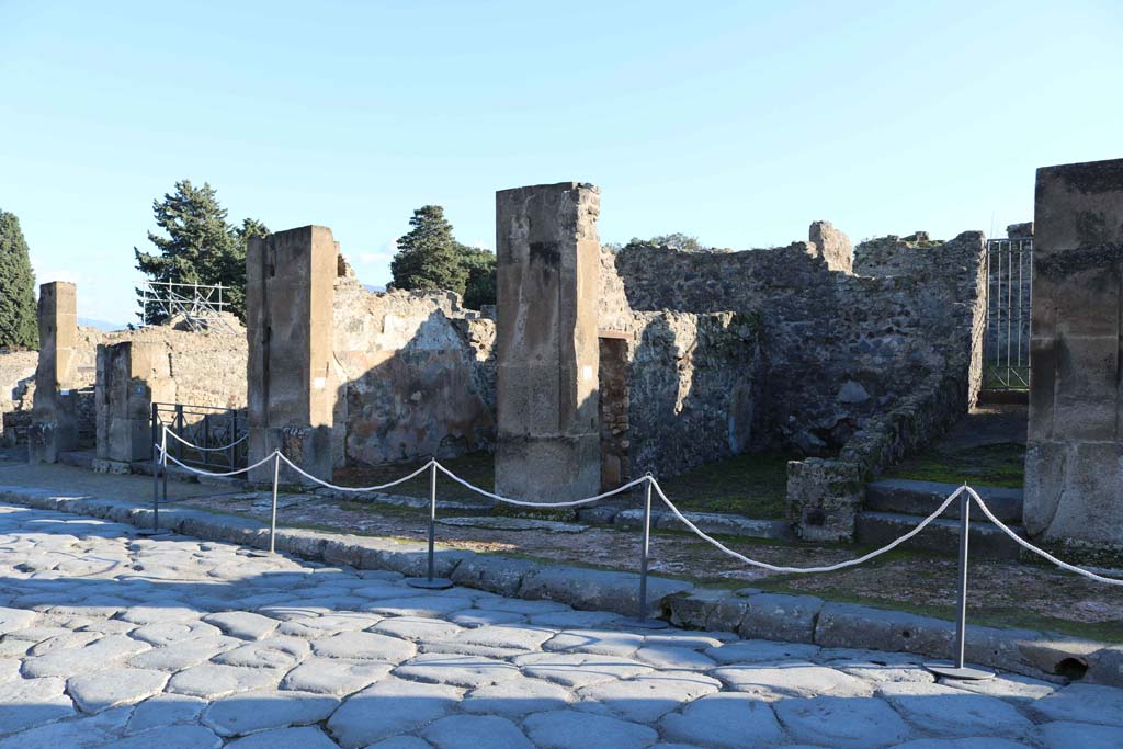 Via dell’Abbondanza, Pompeii. South side. December 2018.
Looking south-east along Insula VIII.5, with VIII.5.5, on right. Photo courtesy of Aude Durand.