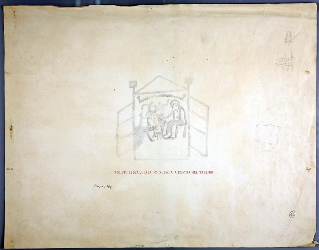 VIII.5.9 Pompeii. Room 5, anonymous drawing of painting seen on the west wall.
According to Bragantini in PPM, 
�in the small room (g) was found the lararium painting with figures sitting within an aedicula of which we can get a vague idea thanks to this anonymous reproduction, of the painting, that although not signed could certainly be attributed to Geremia Discanno.�
See Carratelli, G. P., 1990-2003. Pompei: Pitture e Mosaici: Vol. VIII.. Roma: Istituto della enciclopedia italiana, (p.571)
Now in Naples Archaeological Museum. Inventory number ADS 885.
Photo � ICCD. http://www.catalogo.beniculturali.it
Utilizzabili alle condizioni della licenza Attribuzione - Non commerciale - Condividi allo stesso modo 2.5 Italia (CC BY-NC-SA 2.5 IT)

