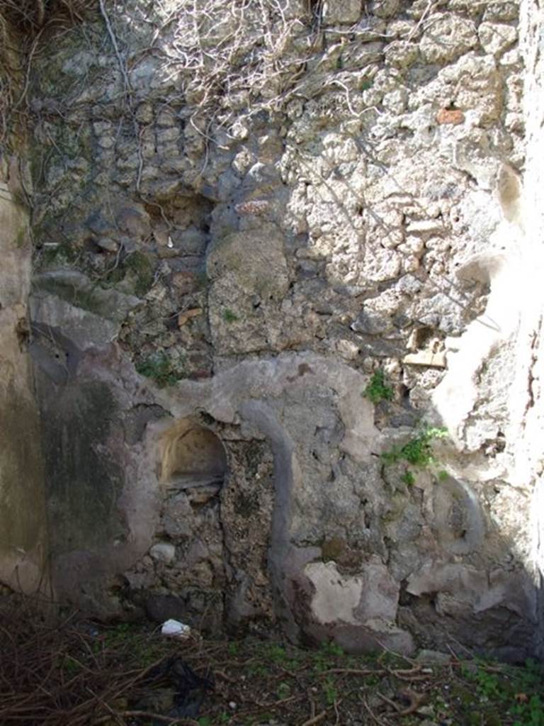 VIII.5.9 Pompeii. March 2009. Room 22, niche in west wall. According to Mau, on the back wall of a room that had been a slave�s quarters was a small niche for a lamp. See Mau, in BdI, 1883, 176

