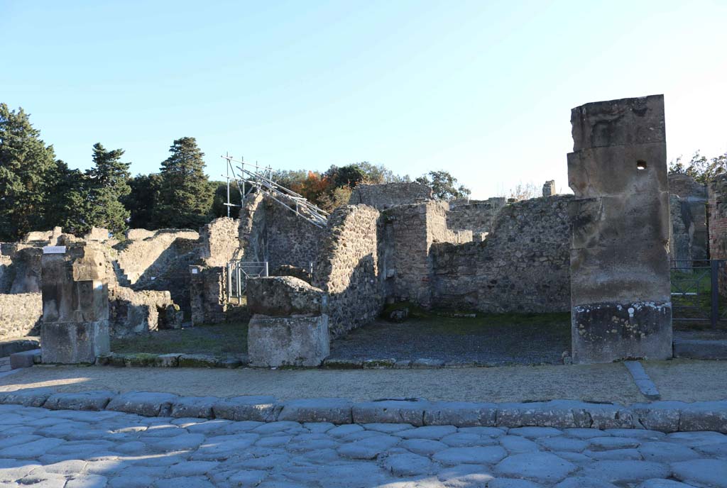 Via dell’Abbondanza, Pompeii. South side. December 2018.
Looking south towards VIII.5.11, on left, and VIII.5.10, in centre. Photo courtesy of Aude Durand.