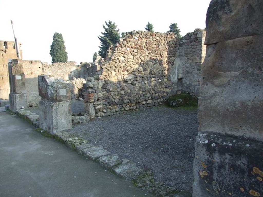 VIII.5.10 Pompeii. Shop. December 2007. Entrance.