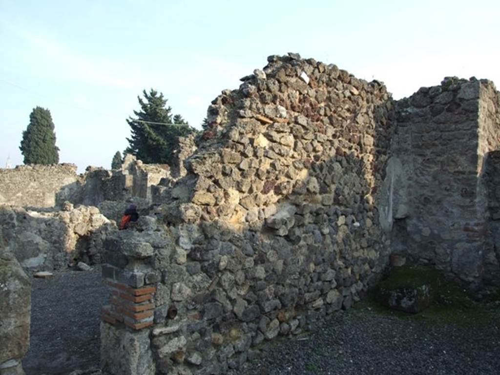 VIII.5.10 Pompeii. Shop. December 2007. East wall.