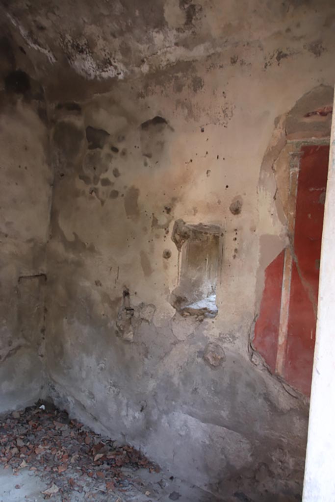 VIII.5.15 Pompeii. October 2022.
Room 9, north-east corner and east wall. Photo courtesy of Klaus Heese.