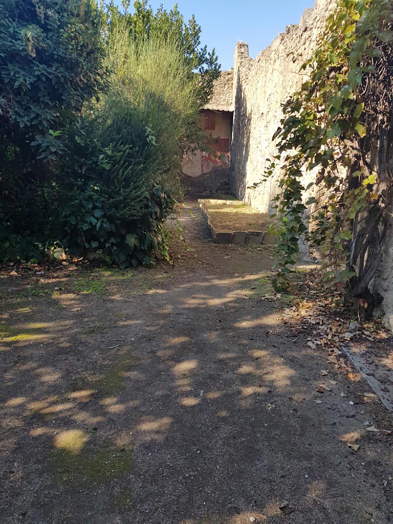 VIII.5.15 Pompeii. October 2022.
Room 2, looking west along north wall towards area of triclinium. Photo courtesy of Klaus Heese.