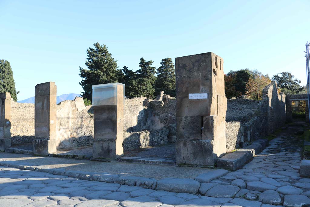 Via dell�Abbondanza, Pompeii. South side. December 2018. 
Looking south from small roadway and VIII.5.19, on right. Photo courtesy of Aude Durand.

