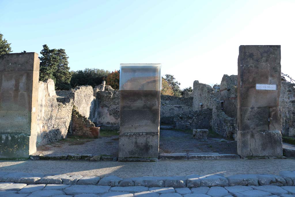 Via dell’Abbondanza, Pompeii. South side. December 2018.
Looking south towards VIII.5.20, on left, and VIII.5.19, on right. Photo courtesy of Aude Durand.