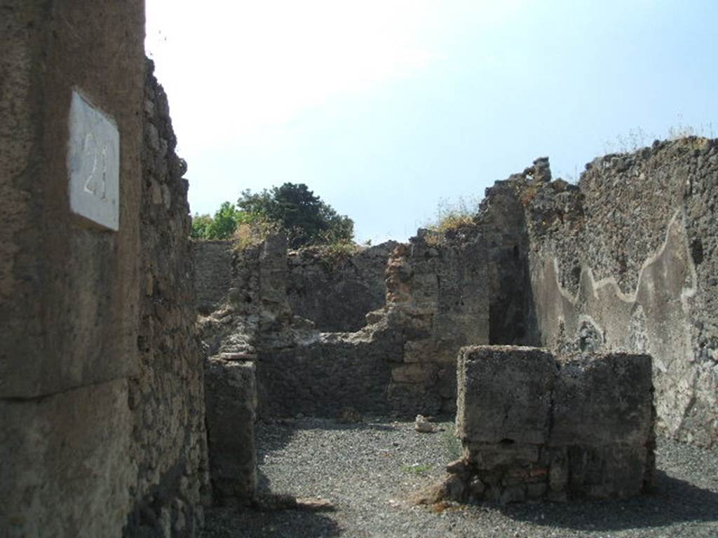 VIII.5.21 Pompeii. May 2005. Rear room on south-east of shop, according to Eschebach this room was a triclinium. See Eschebach, L., 1993. Geb�udeverzeichnis und Stadtplan der antiken Stadt Pompeji. K�ln: B�hlau. (p.382)
