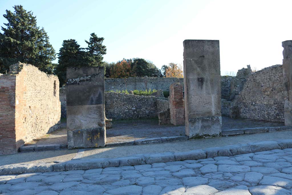 Via dell�Abbondanza, Pompeii. South side. December 2018. 
Looking south towards VIII.5.24, on left, VIII.5.23, in centre, and VIII.5.22, on right. Photo courtesy of Aude Durand.

