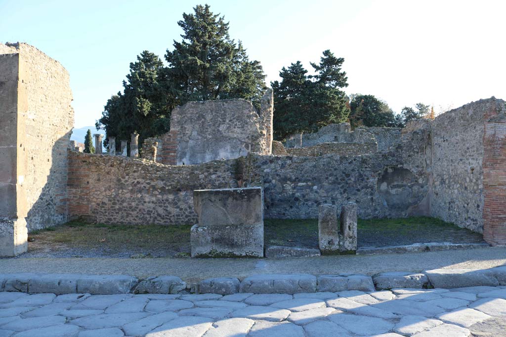 VIII.5.27 Pompeii, on left, VIII.5.26, in centre, and VIII.5.25, on right. December 2018. 
Looking south to entrance doorways on Via dell�Abbondanza. Photo courtesy of Aude Durand.

