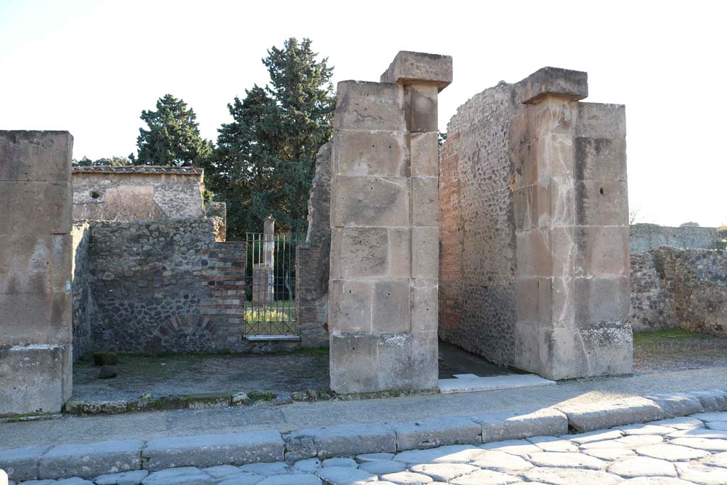 VIII.5.29 Pompeii, on left, and VIII.5.30. December 2018. 
Looking south to entrance doorways on Via dell�Abbondanza. Photo courtesy of Aude Durand.

