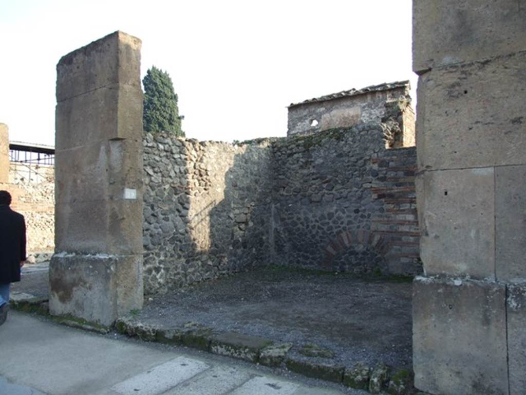 VIII.5.29 Pompeii. December 2007. Entrance.
On the upper two blocks of stone on the left pilaster, between VIII.5.29 and 30, graffiti were found [CIL IV 45a and 45b].  See Varone, A. and Stefani, G., 2009. Titulorum Pictorum Pompeianorum, Rome: L�erma di Bretschneider. (p 369, and Tav XXXIa).  According to Epigraphik-Datenbank Clauss/Slaby (See www.manfredclauss.de) they read as �

N(umerium)  Veium  I[I]
v(irum)  v(irum)  b(onum)  o(ro)  v(os)  co[l(oni)]       [CIL IV 45a = CIL I 1672a1 (p 1017) = ILLRP 01139]
 
Amator(em)  vest(rum) 
faciat(is)  aed(ilem)  M(arcum) 
Ma(rium)         [CIL IV 45b = CIL I 1672a2 (p 1017) = ILLRP 01134]

