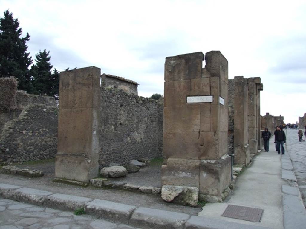 VIII.5.31 Pompeii.  Shop.  December 2007.  Entrance on Via dei Teatri, with Via dell� Abbondanza on the right.