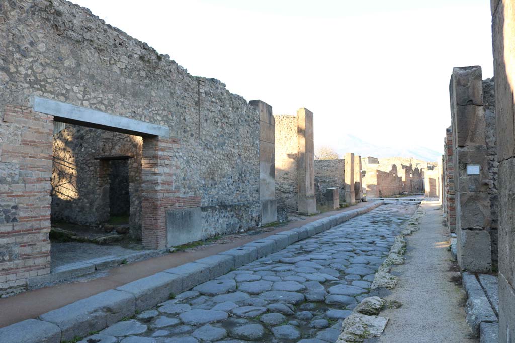 Via dei Teatri, Pompeii. December 2018. 
Looking north towards junction with Via dell�Abbondanza between VIII.5.35, on left, and VIII.4, on right. Photo courtesy of Aude Durand.
