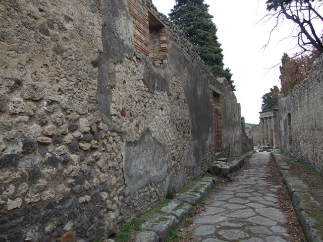 VIII.5.37 Pompeii. September 2005. Entrance and west side of atrium.