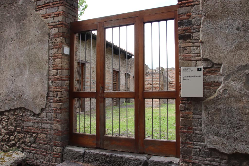 VIII.5.37 Pompeii. May 2024. Looking towards entrance doorway. Photo courtesy of Klaus Heese. 