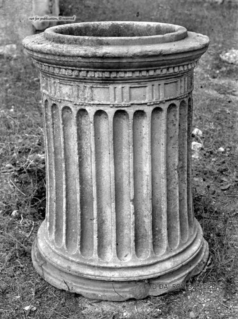 VIII.5.37 Pompeii. c.1930. Travertine puteal in atrium.
DAIR 32.1228. Photo © Deutsches Archäologisches Institut, Abteilung Rom, Arkiv.
See Pernice, E. 1938. Pavimente und Figürliche Mosaiken: Die Hellenistische Kunst in Pompeji, Band VI. Berlin: de Gruyter,
see tav. 19.3, above.)