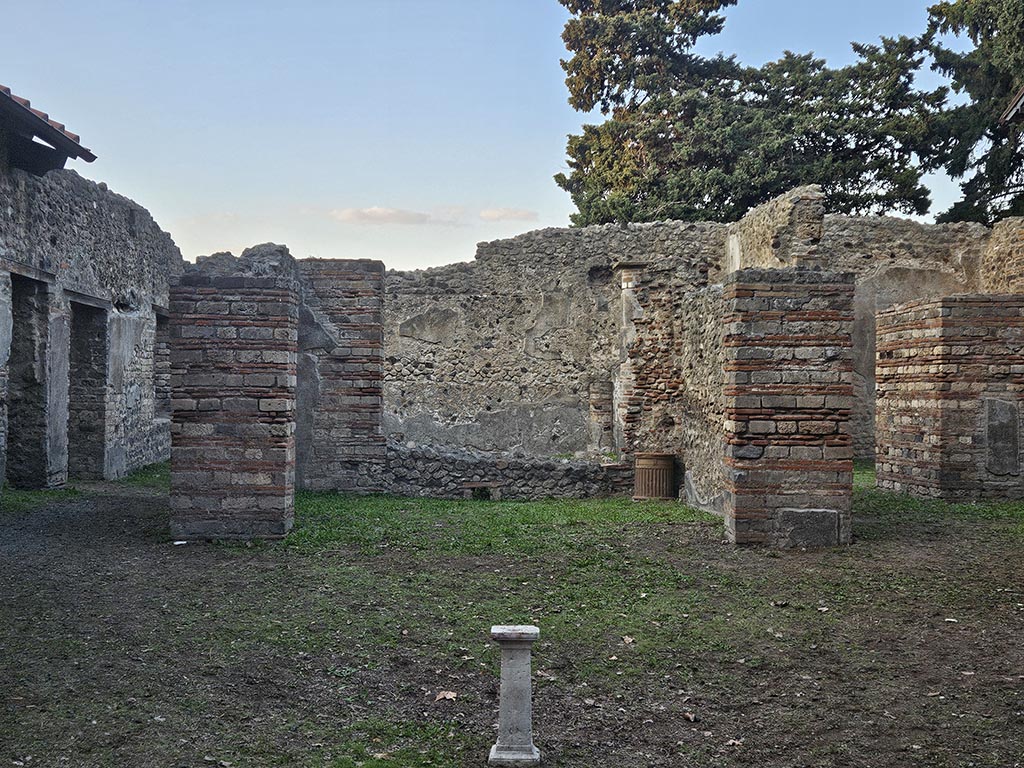 VIII.5.37 Pompeii. November 2024.
Room 10, tablinum, looking north from atrium, and through to garden area. Photo courtesy of Annette Haug.