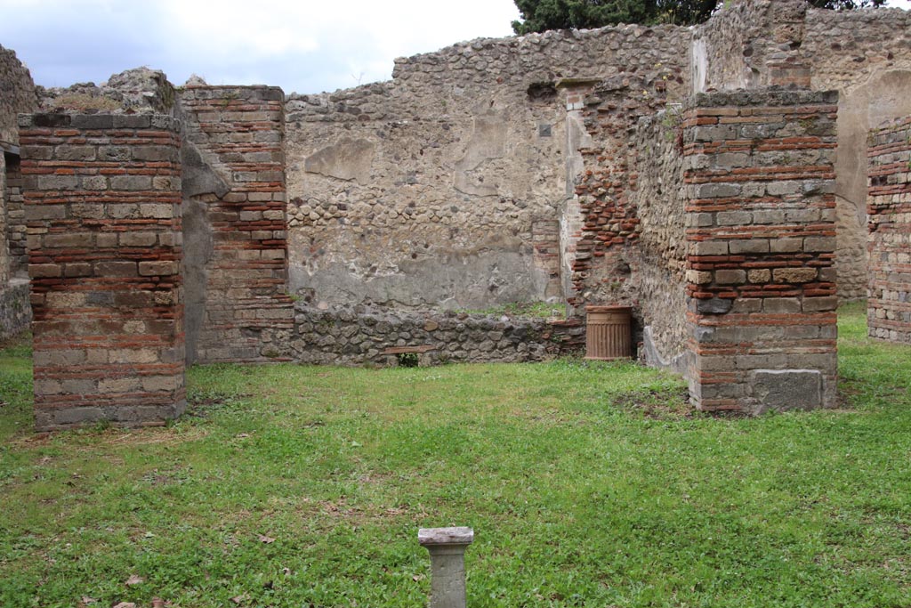 VIII.5.37 Pompeii. May 2024.
Room 10, tablinum, looking north from atrium, and through to garden area. Photo courtesy of Klaus Heese.