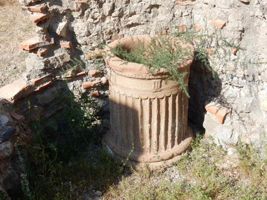 VIII.5.37 Pompeii. May 2017. Room 10, terracotta puteal in corner of tablinum. Photo courtesy of Buzz Ferebee.