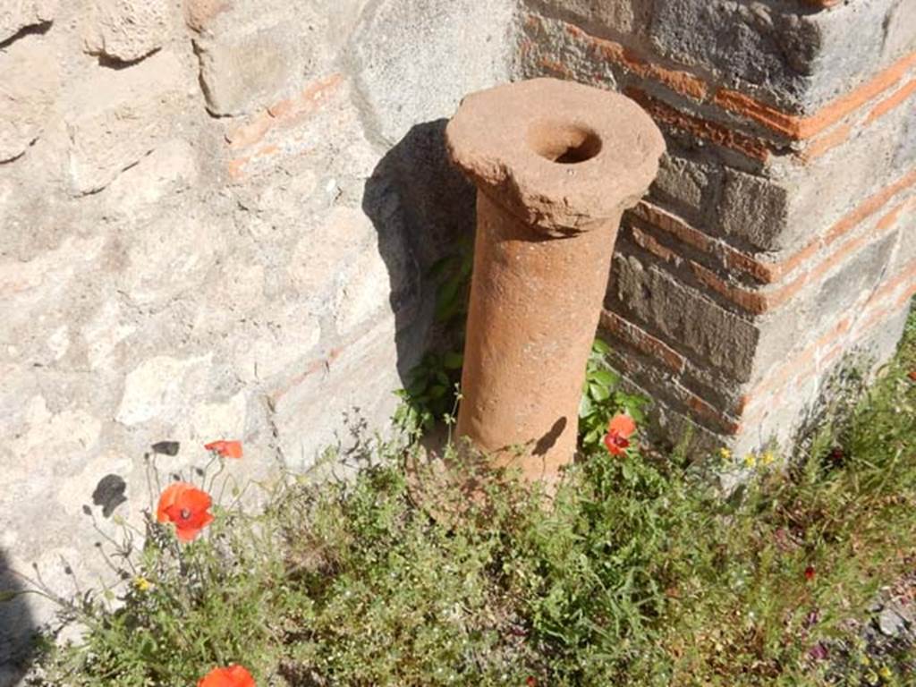 VIII.5.37 Pompeii. May 2017. Room 10, terracotta object against east wall of tablinum.
Photo courtesy of Buzz Ferebee.