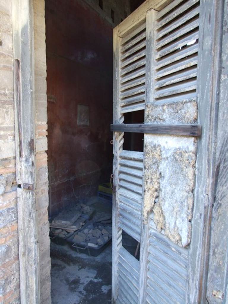 VIII.5.37 Pompeii. March 2009. Doorway to Room 14. Oecus.