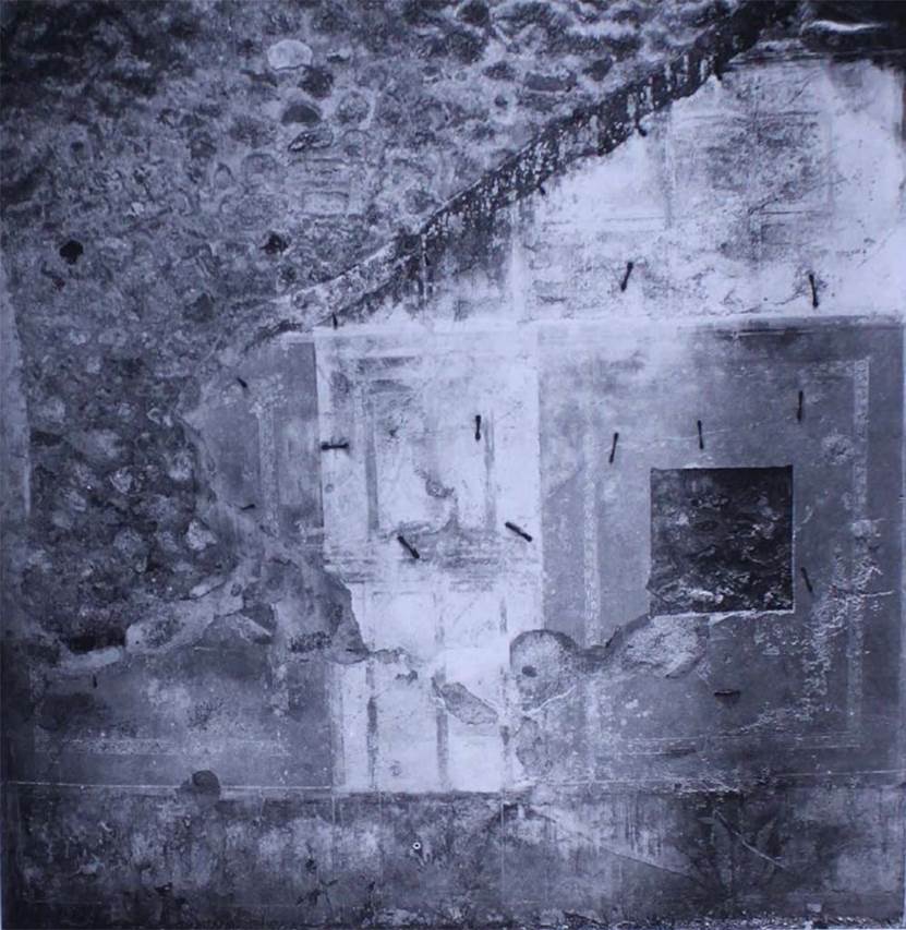 VIII.5.39 Pompeii. 1978. Room 5, west wall with fourth style decoration.
See Carratelli, G. P., 1990-2003. Pompei: Pitture e Mosaici: Vol. VIII. Roma: Istituto della enciclopedia italiana, p. 659.