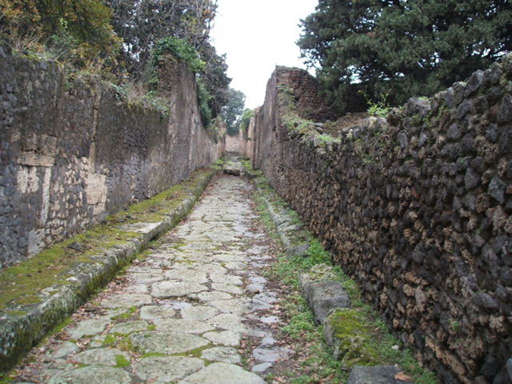 VIII.6.6 Pompeii. Vico delle Pareti Rosse looking west. December 2004. VIII.5.36.