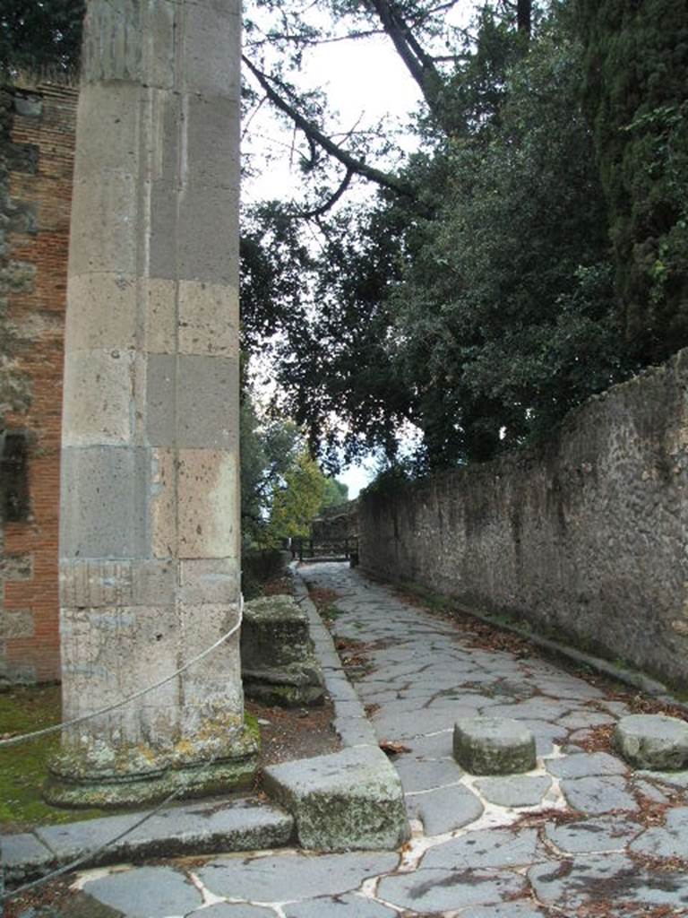 Via dei Teatri looking south between Triangular Forum and VIII.6.6. December 2004.