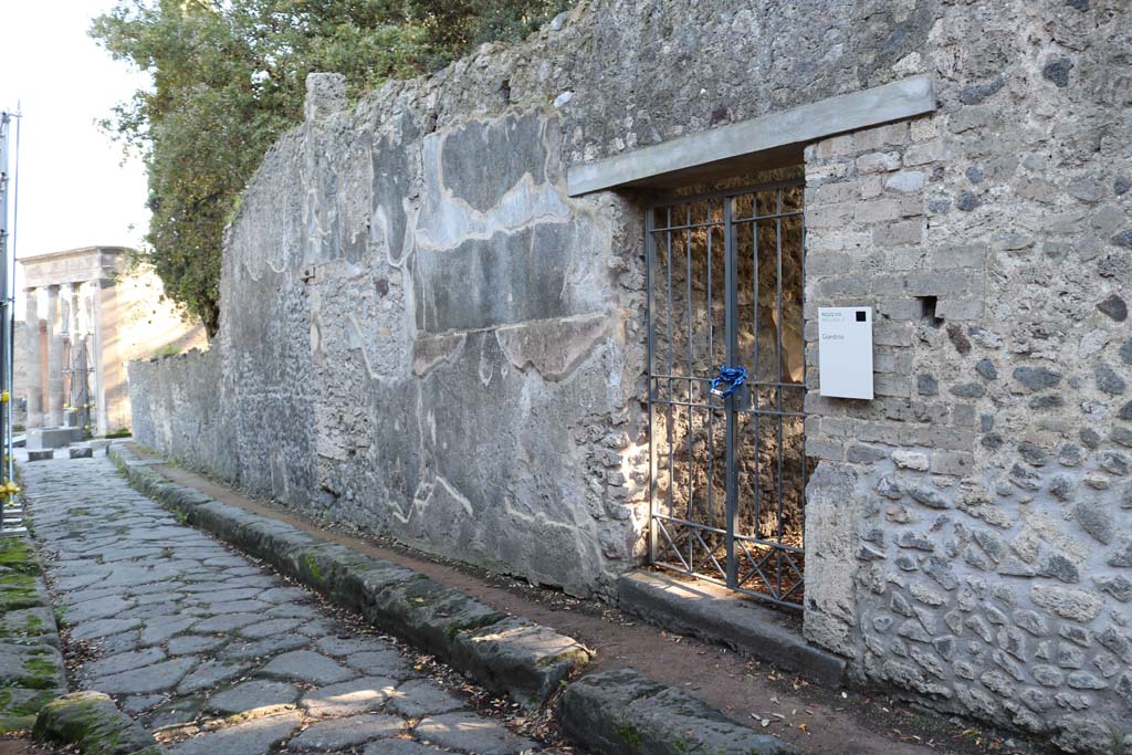 VIII.6.6, Pompeii. December 2018. 
Looking east on Vicolo delle Pareti Rosse towards entrance doorway. Photo courtesy of Aude Durand.
