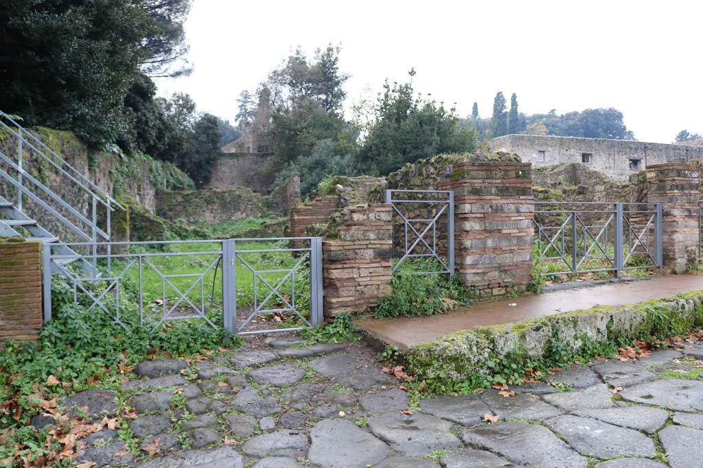 VIII.7.1 Pompeii, on left, VIII.7.2 in centre, and VIII.7.3, on right. December 2018.
Looking towards entrances on Via Stabiana. Photo courtesy of Aude Durand.