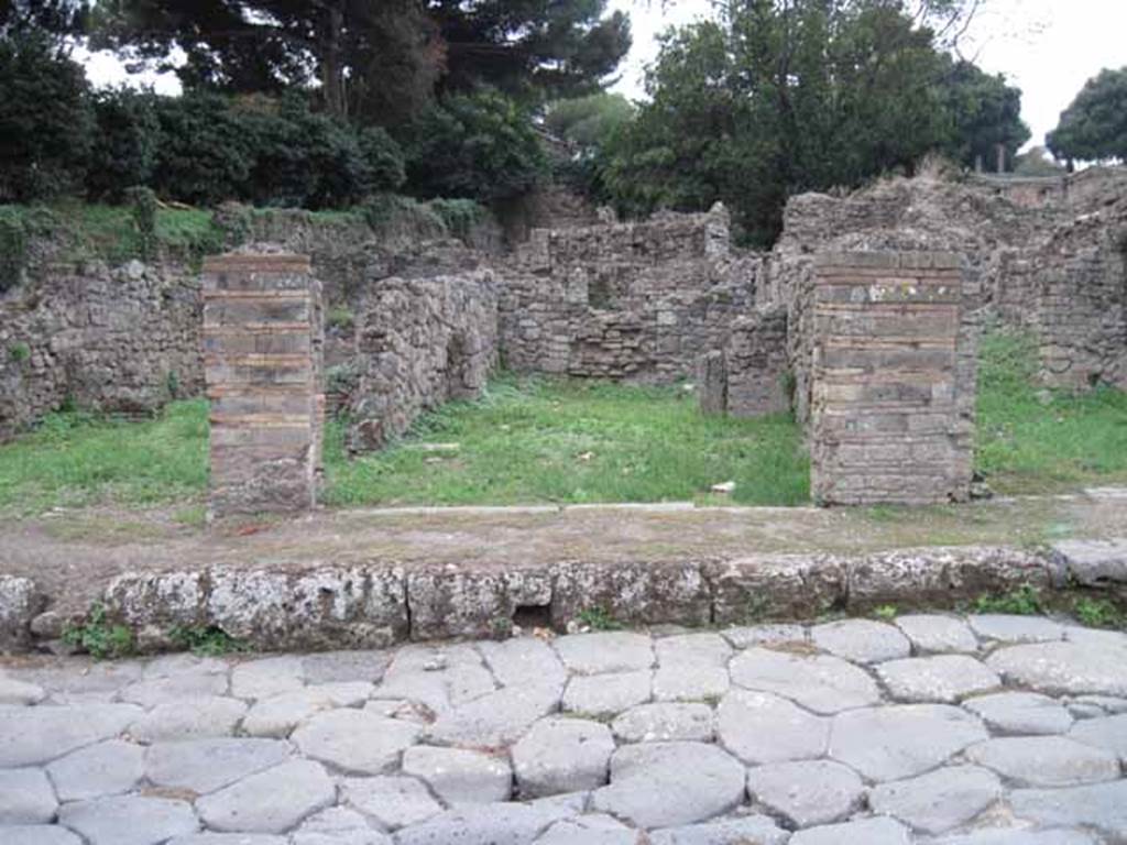 VIII.7.1 Pompeii. September 2010. Looking west to entrance to VIII.7.4 on Via Stabiana.
The rectangular exit of the drain from VIII.7.1 can be seen in front of the kerb. Photo courtesy of Drew Baker.