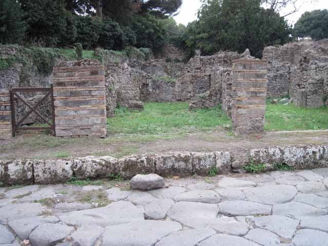 VIII.7.3 Pompeii. September 2005. VIII.7.1 left rear, III.7.2 steps centre foreground and to the right VIII.7.3, rear room.
